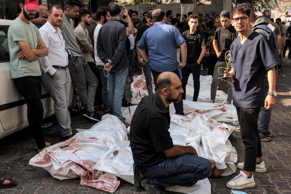 Pessoas se aglomeram em frente à hospital em Gaza — Foto: MOHAMMED ABED / AFP