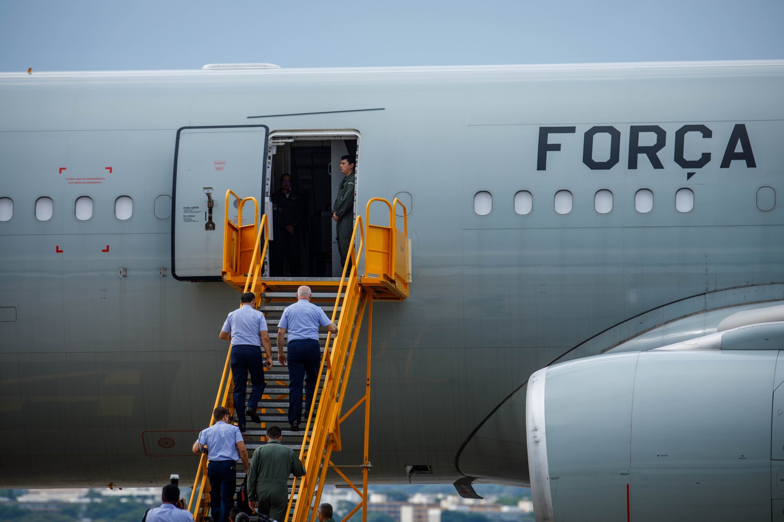 Membros da Aeronáutica entram no 2º avião enviado a Israel para repatriação de brasileiros — Foto: Brenno Carvalho/Agência O Globo