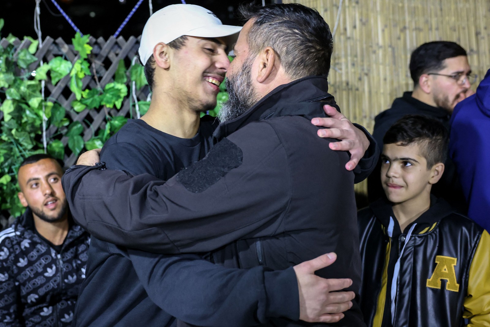 Mohammed Al-Awar, um dos palestinos libertados pelo Exército de Israel após acordo de troca com o Hamas — Foto: AHMAD GHARABLI / AFP