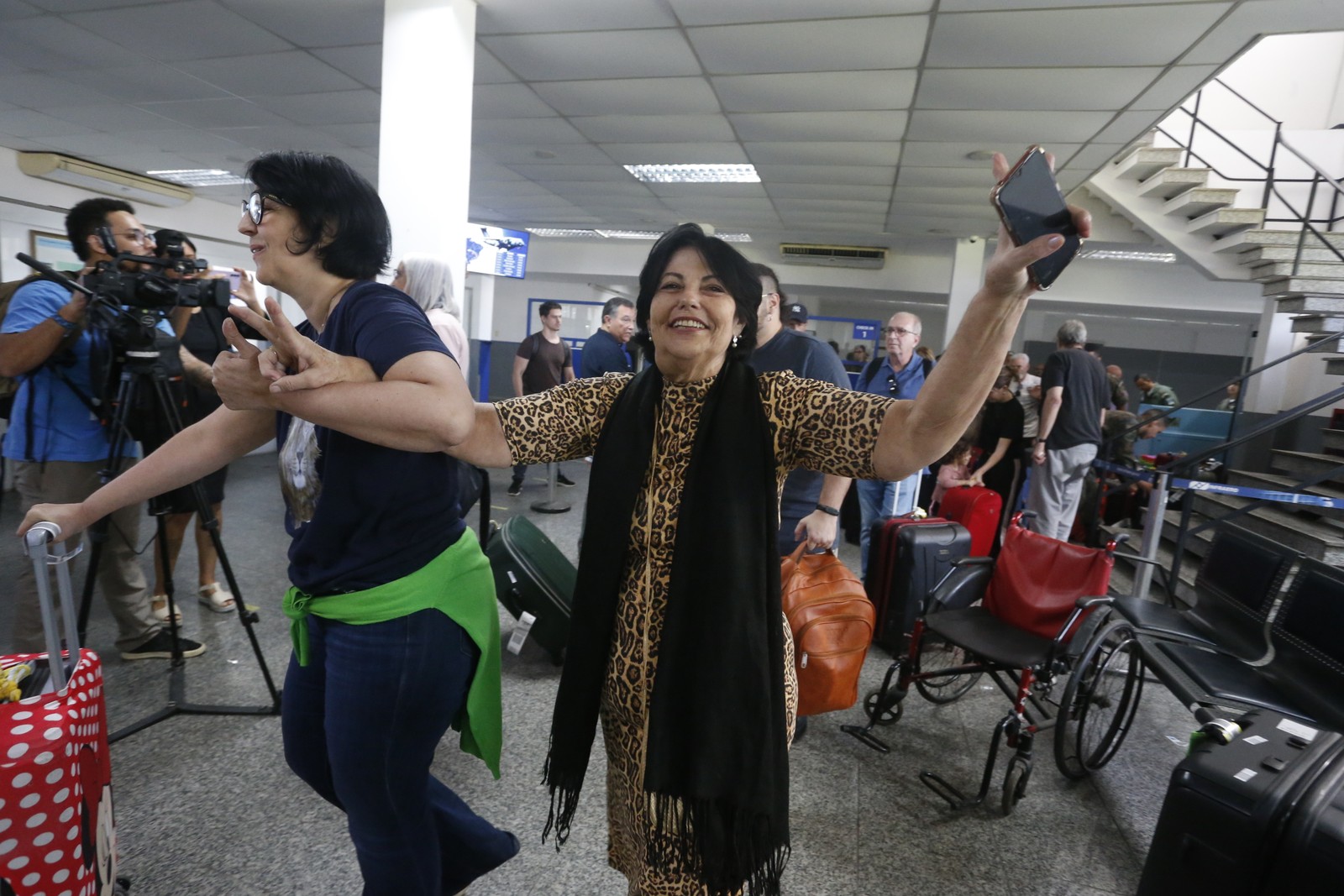 Brasileira celebra a volta para o Brasil no aeroporto do Galeão, Rio de Janeiro — Foto: Fabiano Rocha/Agência O Globo