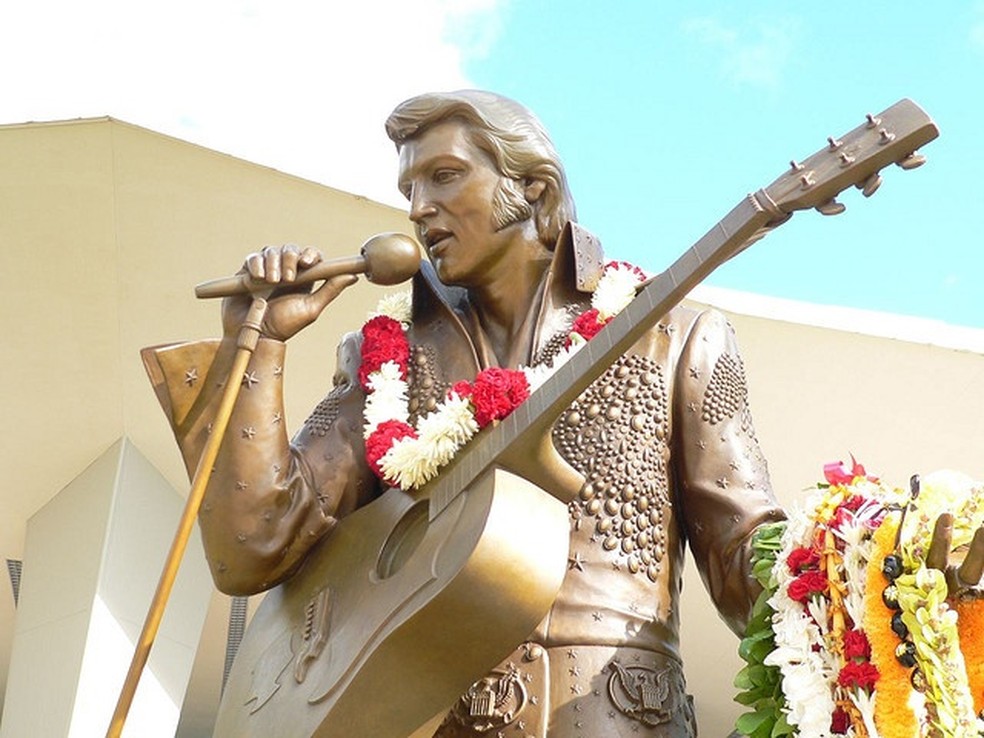 Estátua de Elvis Presley no Havaí — Foto: Divulgação