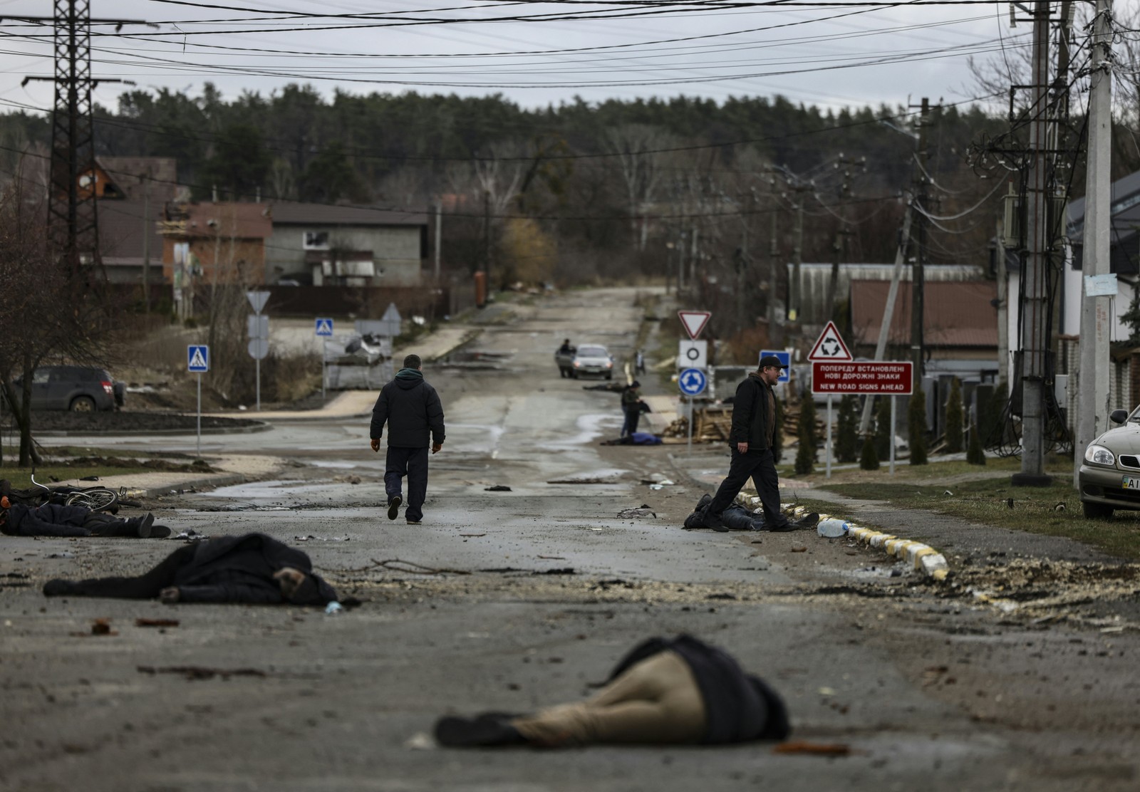 Cenas que chocaram o mundo: foto tirada em 02 de abril de 2022 mostra corpos de civis em uma rua de Bucha, a noroeste de Kiev, depois que o exército russo se retirou da cidade.  — Foto: RONALDO SCHEMIDT / AFP