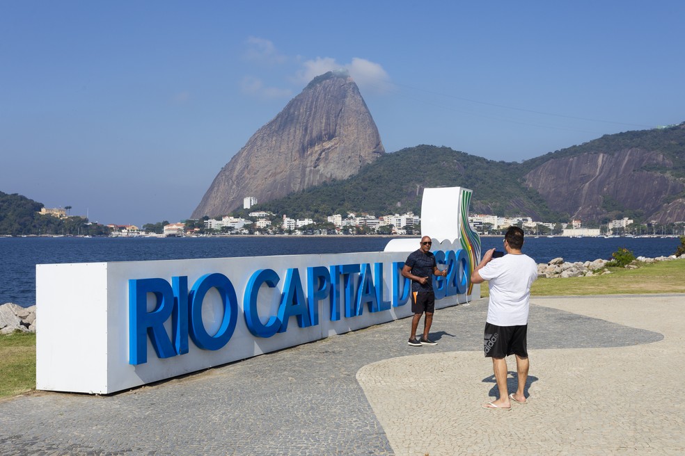 Placas mencionando o Rio como a 'capital do G20' estão distribuídas pela cidade — Foto: Leo Martins / Agência O Globo