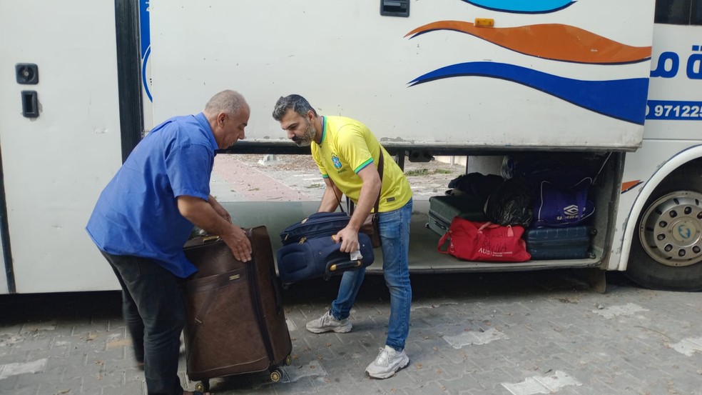 Brasileiros alojados em escola católica de Gaza começam a embarcar em ônibus do governo brasileiro — Foto: Divulgação