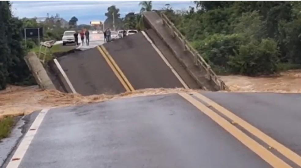 Queda de ponte em Santa Maria (RS) após temporais fortes que tomam o estado desde terça-feira — Foto: Reprodução