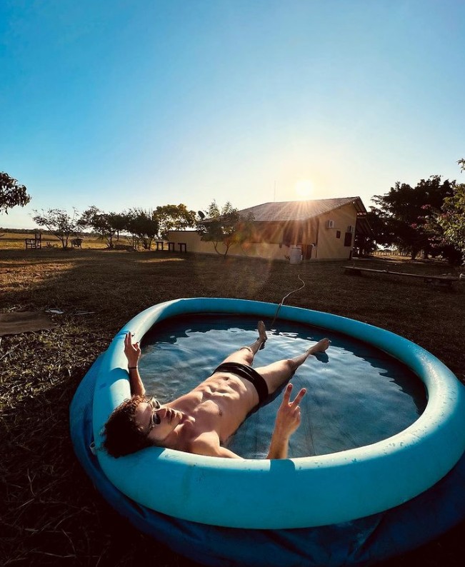 José Loreto aproveita momento de descanso em piscina de plástico  — Foto: Reprodução 