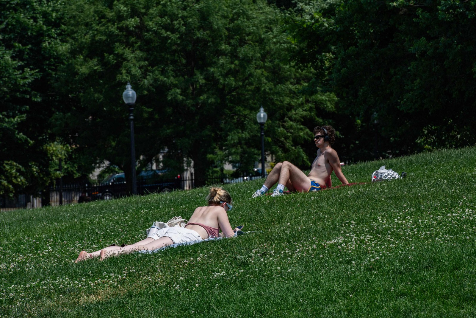 Pessoas tomam sol na Câmara dos Comuns durante uma onda de calor em Boston, Massachusetts. Calor extremo e alta umidade sufocaram o centro e o nordeste dos EUA. — Foto: Joseph Prezioso / AFP