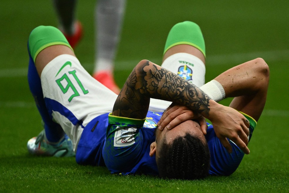 Alex Telles já se lesionou durante cobrança de pênalti quando atuava pelo Porto — Foto: AFP