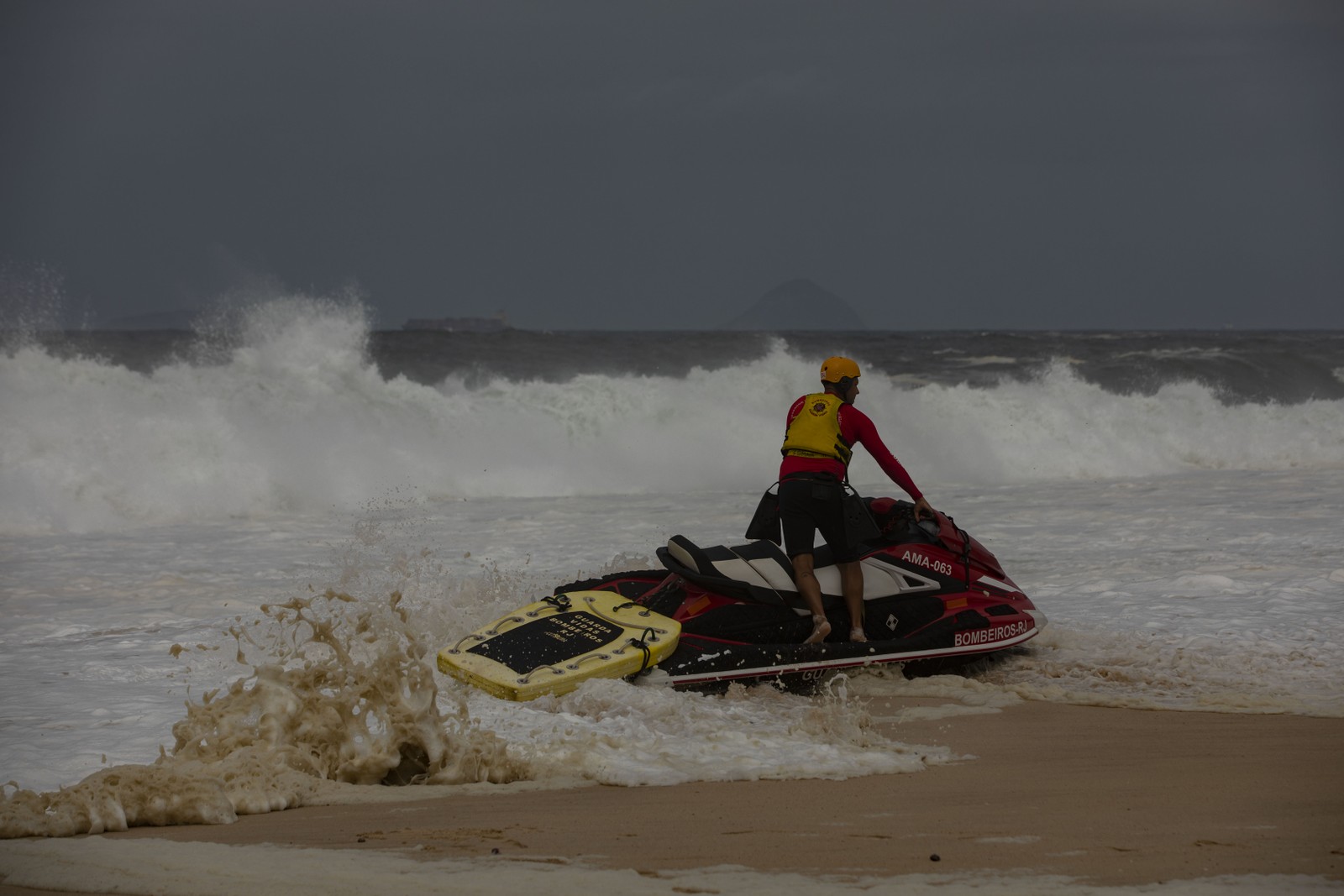 Com ondulações irregulares, nem surfistas se animaram com as condições do mar — Foto: Ana Branco