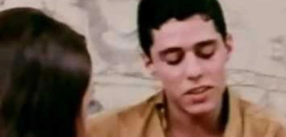 Chico Buarque canta "O chorinho" em cena de “Garota de Ipanema” (1967), de Leon Hirszman — Foto: Reprodução
