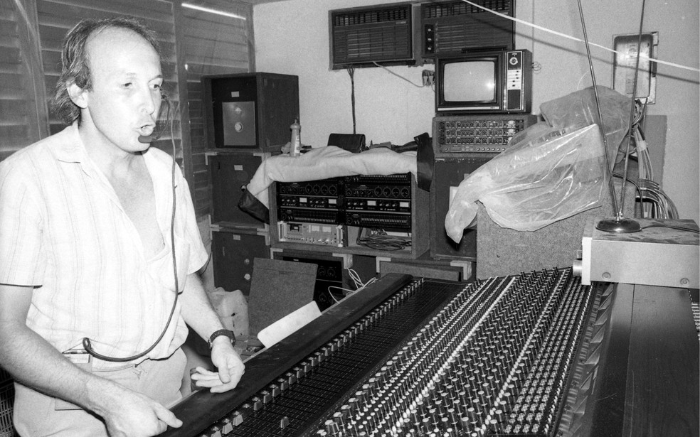 Eduardo Bastos Lemos durante teste de som do Sambódromo no ano de sua inauguração — Foto: Antonio Andrade / Agência O Globo / 25-02-1984