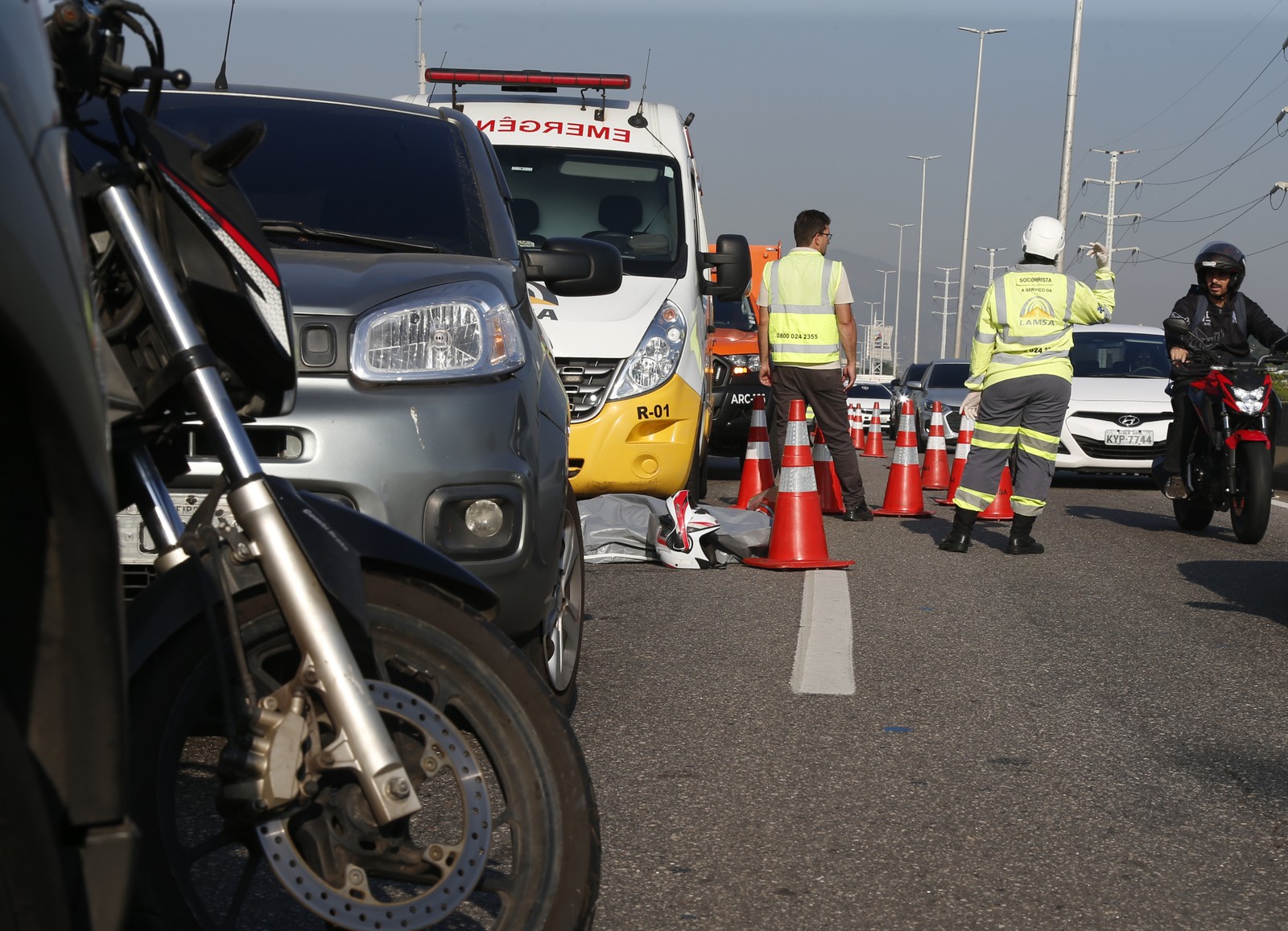 Acidente grave termina com motociclista morto na Linha Amarela, na altura de Bonsucesso em 25/07/24 — Foto: Fabiano Rocha / Agência O Globo