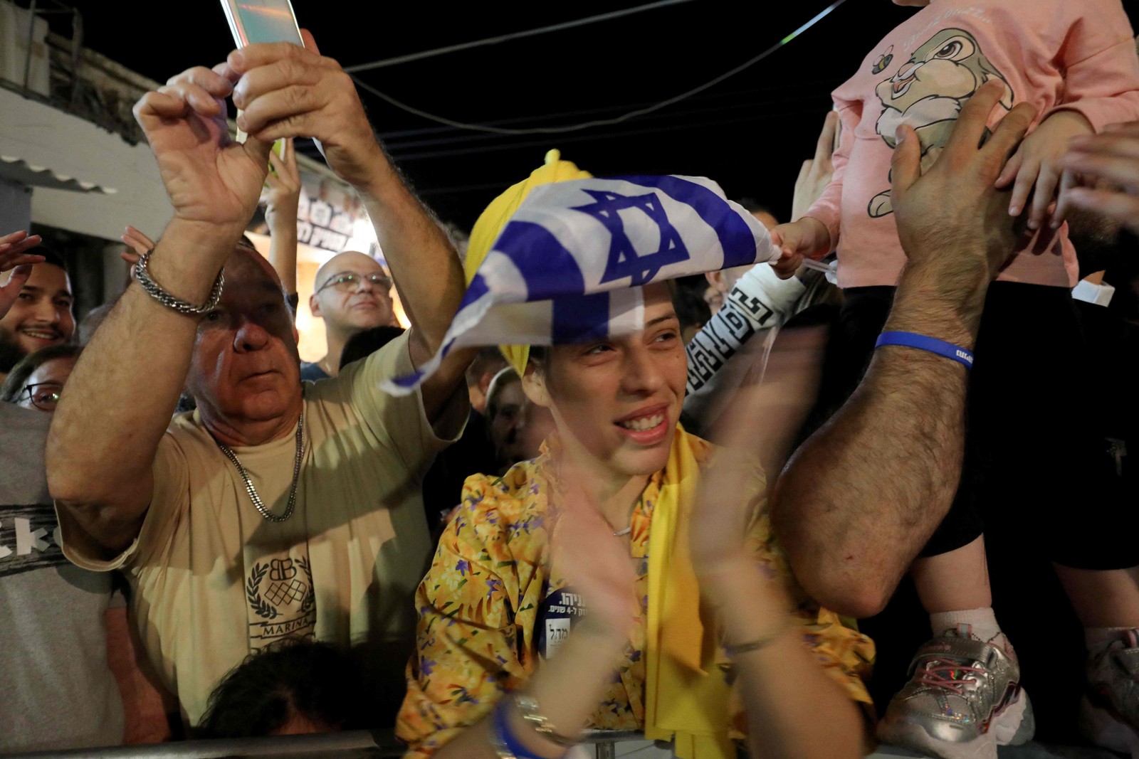 Eleições em novembro. Apoiadores do líder do partido Likud de Israel e ex-primeiro-ministro Benjamin Netanyahu participam de um comício de campanha na cidade de Tirat Carmel, no norte — Foto: GIL COHEN-MAGEN/AFP