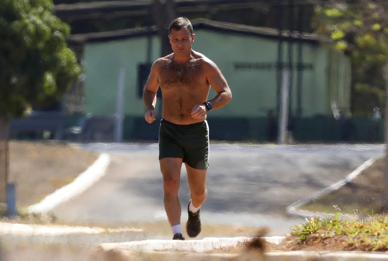 Mauro Cid, antigo ajudante de ordens do ex-presidente Jair Bolsonaro, faz corrida durante a manhã no Quartel da Polícia do Exército, aonde esta preso. — Foto: Cristiano Mariz/Agência O Globo