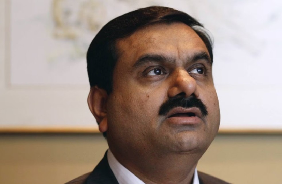 O magnata indiano Gautam Adani caiu do quarto lpara o 11ºugar  no índice de bilionários da Bloomberg — Foto: Bloomberg/Adeel Halim