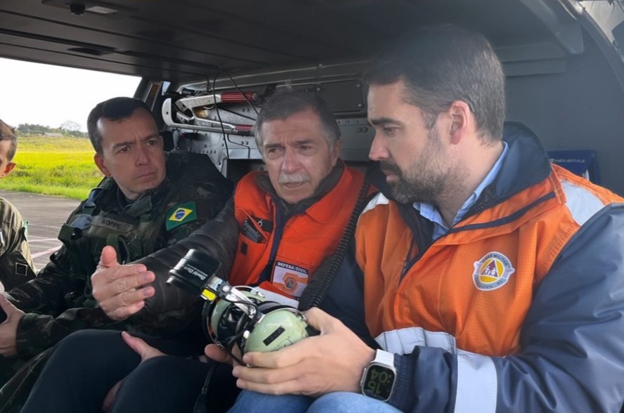 Eduardo Leite fez sobrevoo em Caxias do Sul, nesta terça-feira, ao lado do prefeito da cidade