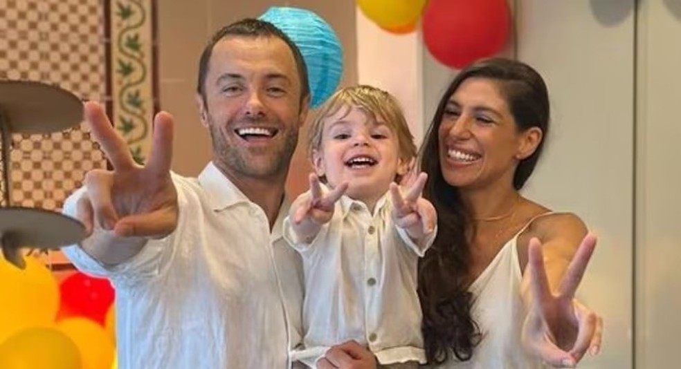 Kayky Brito e Tamara Dalcanale com o filho, Kael — Foto: Reprodução Instagram