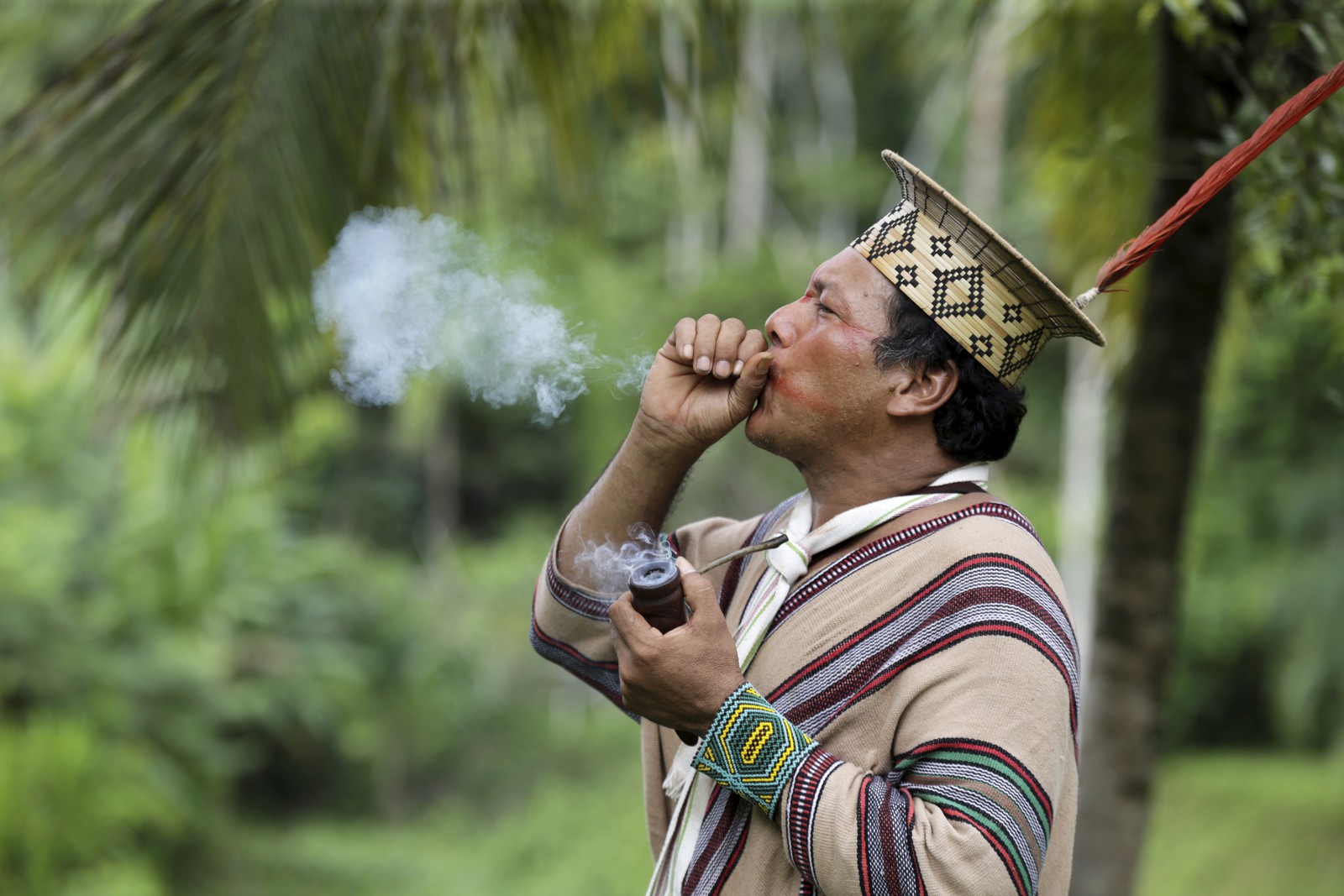 Líder espiritual ashaninka, Moisés Pyãko trabalha na formação de jovens no contexto da espiritualidade local   — Foto: Domingos Peixoto / Agência O Globo