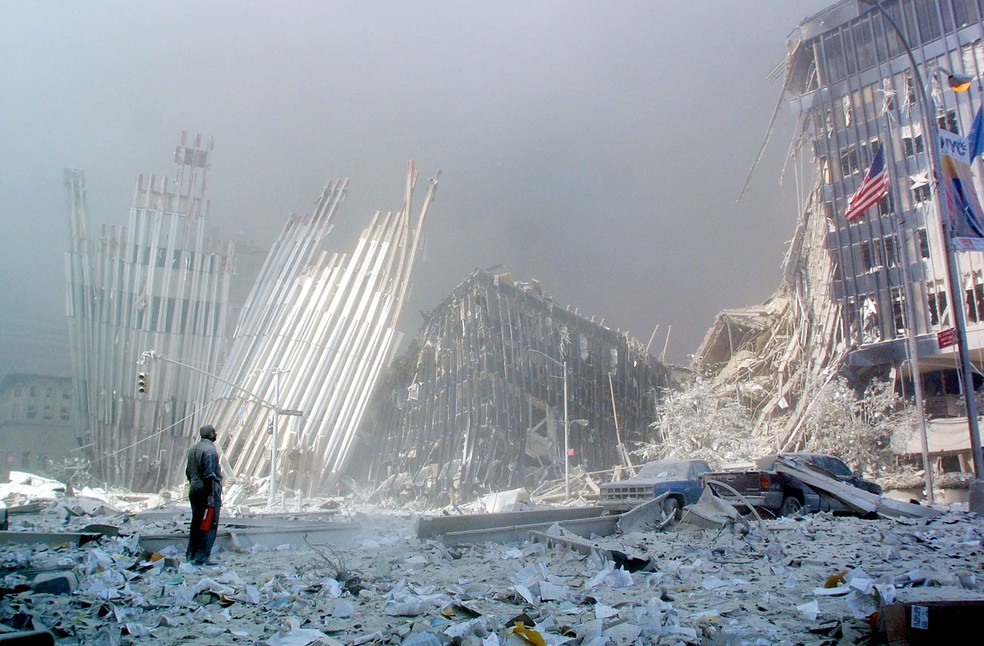 Integrante de equipe de resgate observa os escombros das Torres Gêmeas, em Nova York, depois dos ataques de 11 de Setembro de 2001 — Foto: Doug Kanter / AFP