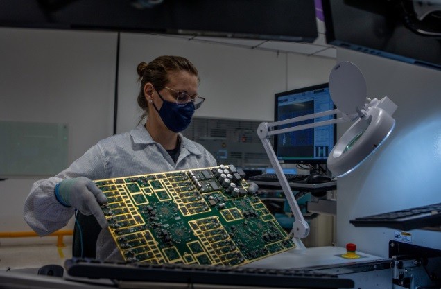 A instalação das redes para a nova geração de telefonia gera negócios e empregos. Na foto, linha de produção de placas de radio 5G na fábrica da Ericsson em São José dos Campos (SP)Roosevelt Cássio