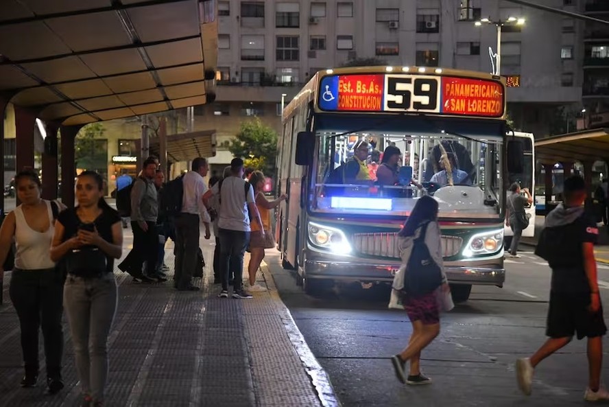 Governo de Javier Milei anuncia aumento das tarifas dos transportes públicos