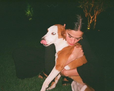 Bruna Marquezine abraçada com uma de suas cachorras. — Foto: Instagram
