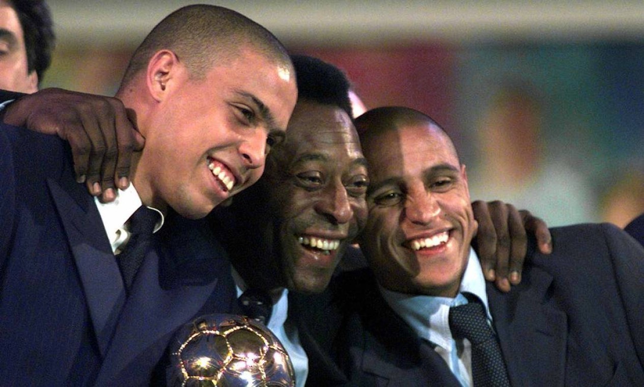 O astro do futebol brasileiro Ronaldo Luiz Nazário de Lima posa com Roberto Carlos o Rei Pelé, após a cerimônia de premiação da FIFA na Disneylândia frabcesa, em Marne La Vallee, no leste de Paris Foto: — Foto: Charles Platiau / Reuters 