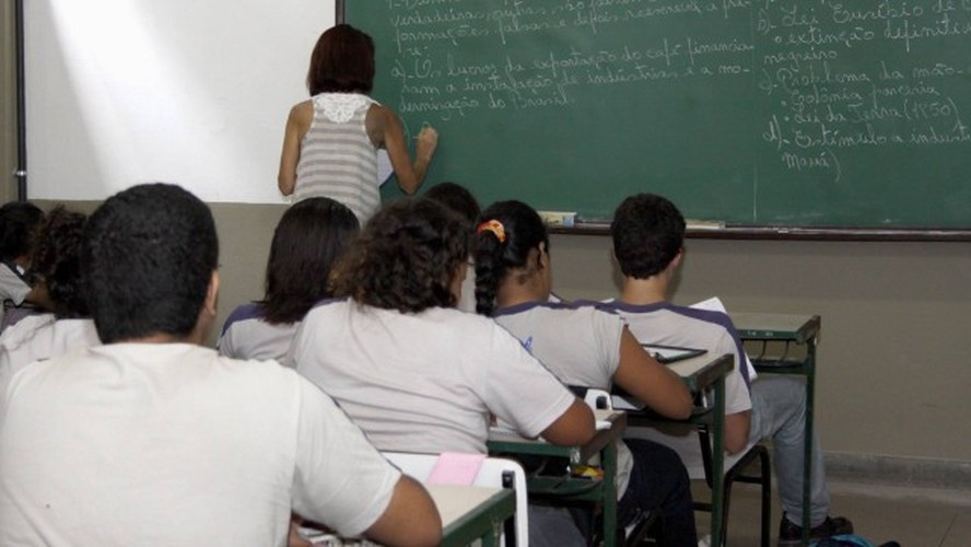 Alunos do Ensino Médio da rede pública poderão ter acesso a incentivo financeiro do 'Pé-de-Meia'