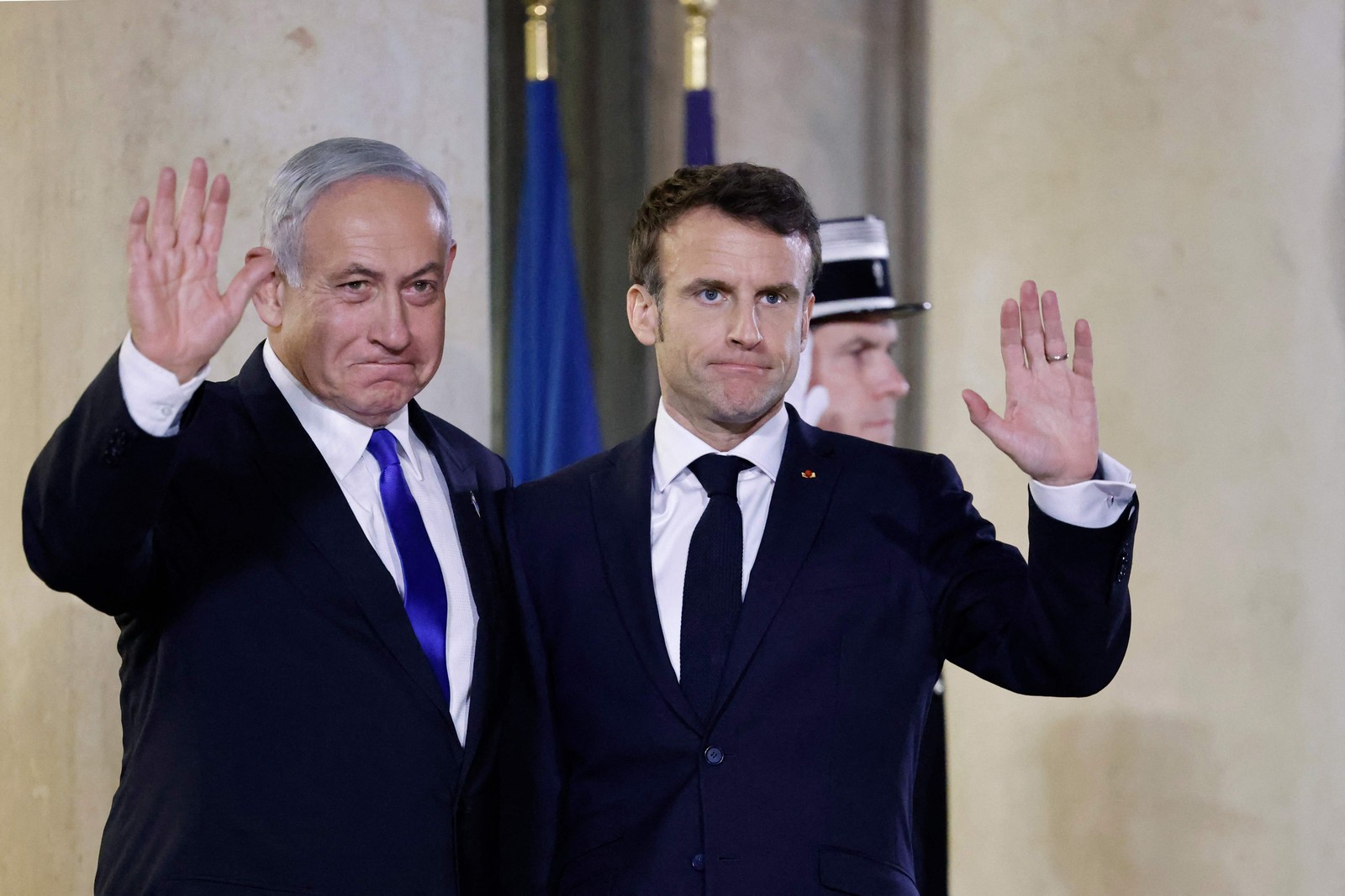 Primeiro-ministro de Israel, Benjamin Netanyahu e o presidente da França, Emmanuel Macron participam de jantar no Palácio Presidencial do Eliseu, em Paris — Foto: LUDOVIC MARIN/AFP
