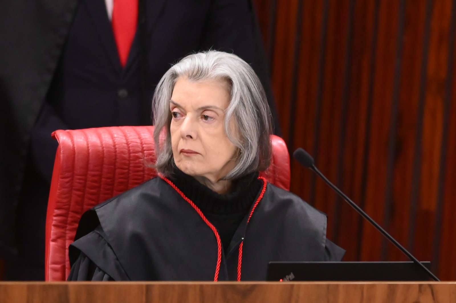 A ministra do TSE Cármen Lúcia abriu a sessão do julgamento de Jair Bolsonaro na corte nesta sexta-feira (30) — Foto: Ton Molina/Fotoarena/Agência O Globo