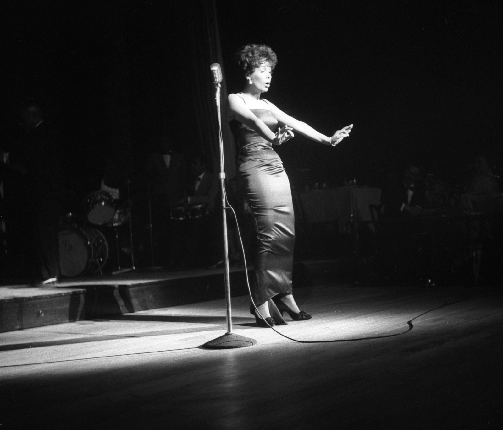 A artista americana Lena Horne, durante show no Golden Room do Hotel Copacabana Palace — Foto: Arquivo / Agência O Globo