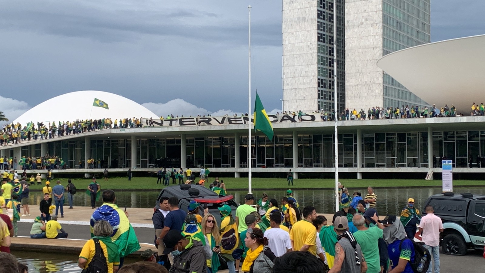 Terroristas pedem 'intervenção militar' durante invasão ao Congresso Nacional — Foto: Patrik Camporez / O Globo