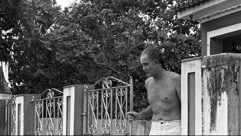 Ronald Biggs na porta de sua casa, no Rio: 'ladrão do século' viveu no Brasil por três décadas — Foto: Agência O Globo