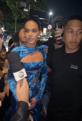 Bruna Marquezine na porta da festa de Anitta