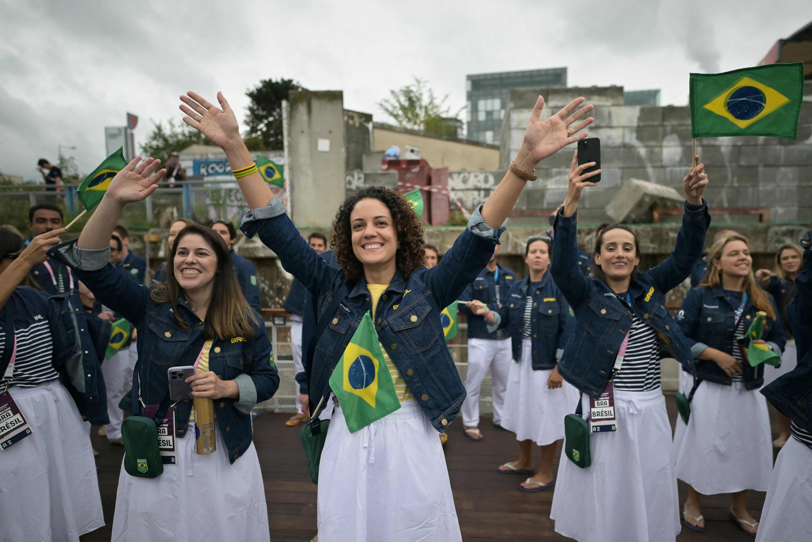 Atletas da delegação brasileira na cerimônia de abertura dos Jogos Olímpicos de Paris 2024 — Foto: CARL DE SOUZA / POOL / AFP