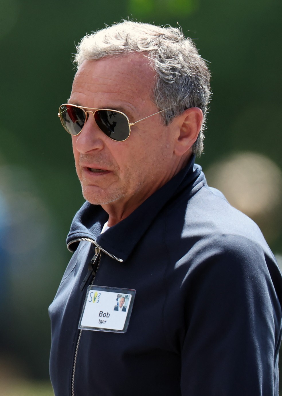 Bob Iger, CEO da Disney, com crachá da Sun Valley Conference  — Foto: AFP