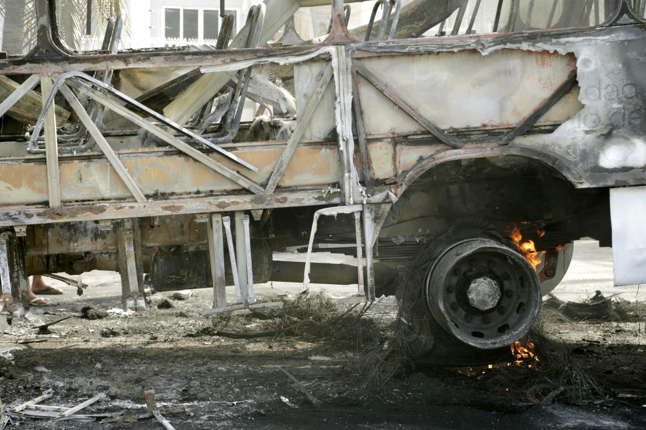 Ônibus incendiado na Ilha do Governador, próximo ao Aeroporto do Galeão. Houve tiroteio entre criminosos e policiais militares na região. Uma menina morreu. — Foto: Domingos Peixoto / Agência O Globo