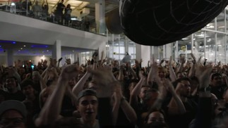 Membros da sala de operações comemoram o lançamento minutos antes do foguete decolar — Foto: Reprodução/Youtube/Space X