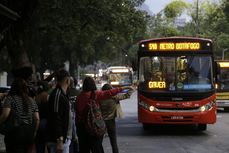 ônibus têm perdido passageiros para carros particulares e de aplicativos