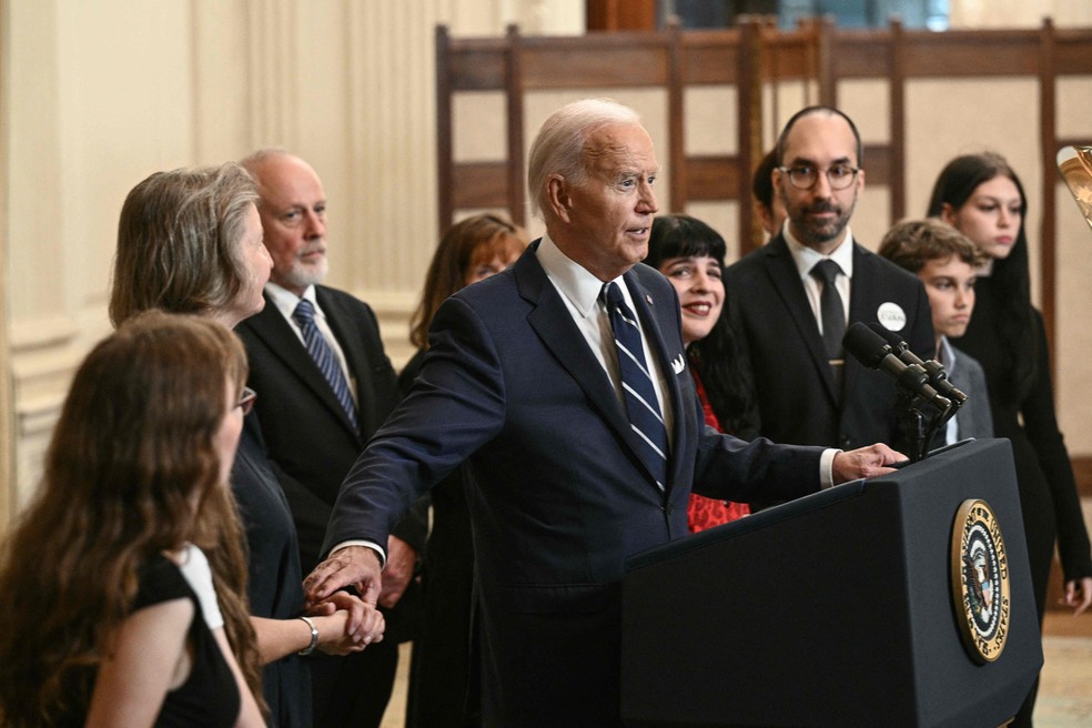 O presidente dos EUA, Joe Biden, discursa ao lado de familiares de prisioneiros libertados pela Rússia — Foto: Brendan Smialowski/AFP