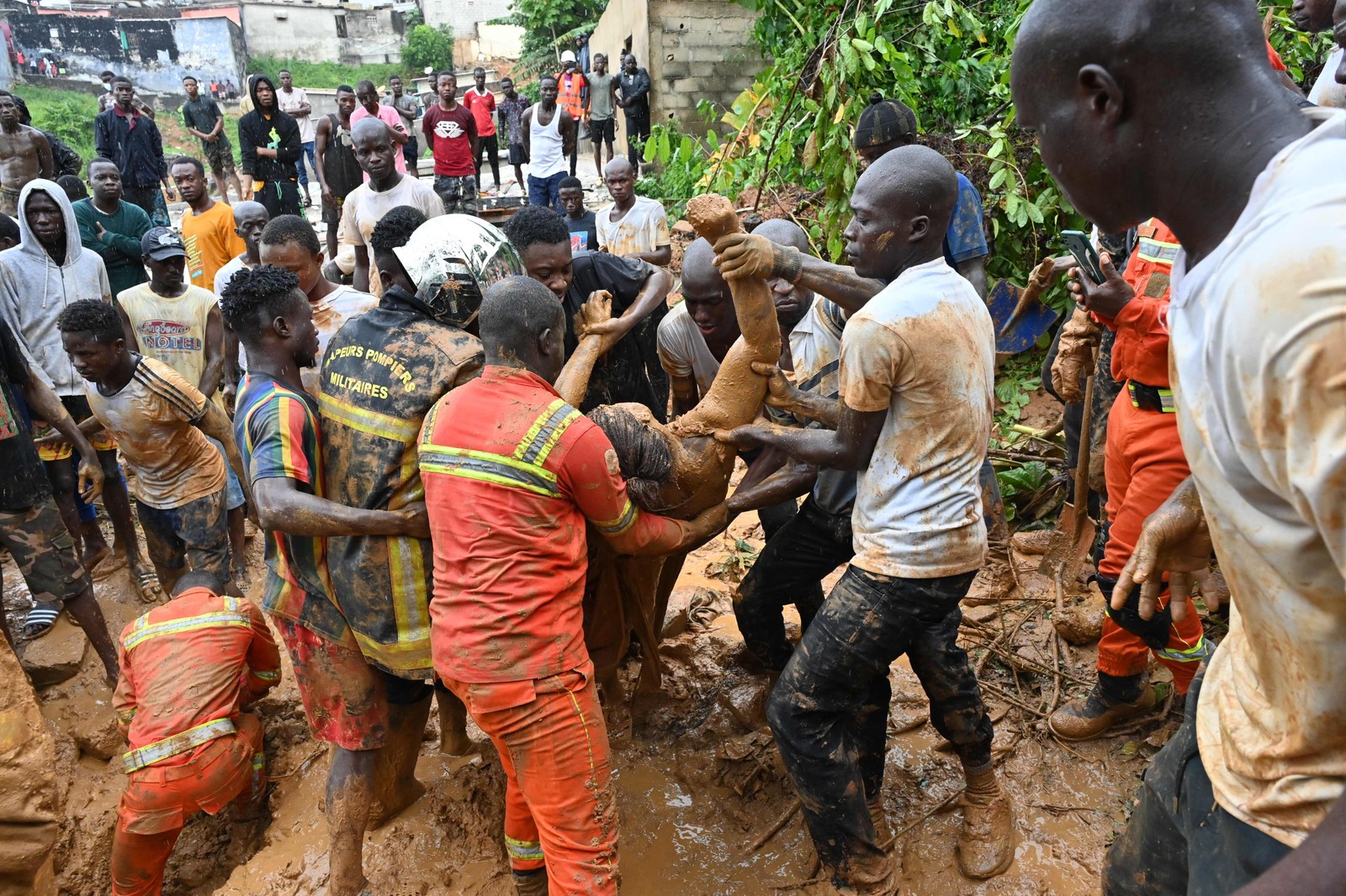 Equipes de resgate procuram sobreviventes em área de desabamentos no distrito de Attecoube após fortes chuvas em Abidjã, na Costa do Marfim  — Foto: ISSOUF SANOGO / AFP