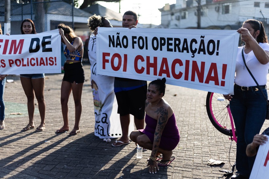 Protesto de movimentos sociais após mortes em ação da PM no Guarujá (SP), denominada Operação Escudo: maioria da população vê Polícia Militar como violenta, segundo pesquisa