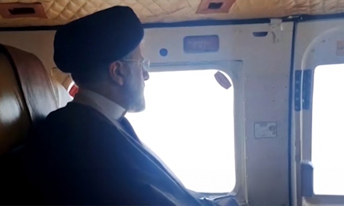 Imagem da TV estatal mostra o presidente do Irã, Ebrahim Raisi, a bordo do helicóptero que caiu na província do Azerbaijão Oriental