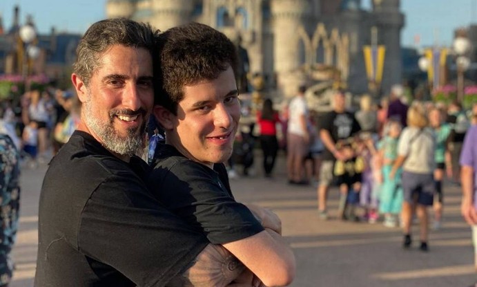 Marcos Mion e seu filho Romeo,de 16 anos, cujo autismo ele tornou público em 2014 para reforçar seu compromisso com a luta por direitos e cuidados