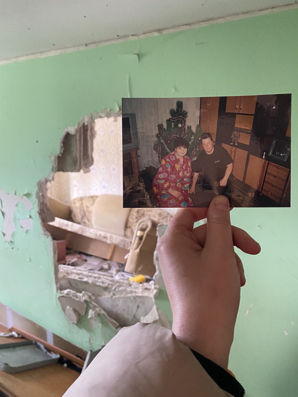 Voluntária russa encontra foto de família em apartamento destruído por bombardeios em Mariupol — Foto: Ekaterina Diachkova/Agência O Globo