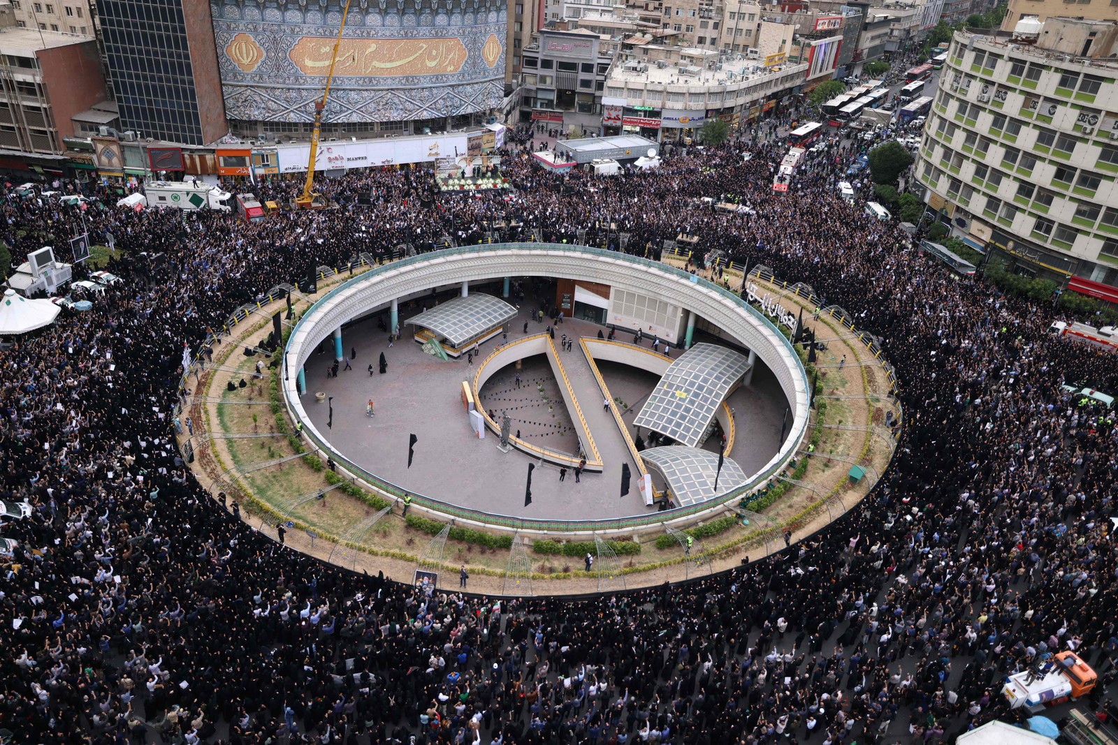 Iranianos se reúnem na Praça Valiasr, no centro de Teerã, para lamentar a morte do presidente Ebrahim Raisi, do ministro das Relações Exteriores Hossein Amir-Abdollahian e de sete outras pessoas em um acidente de helicóptero — Foto: ATTA KENARE/AFP