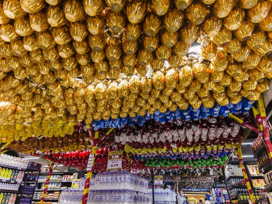 Ovos de páscoa à venda em supermercados