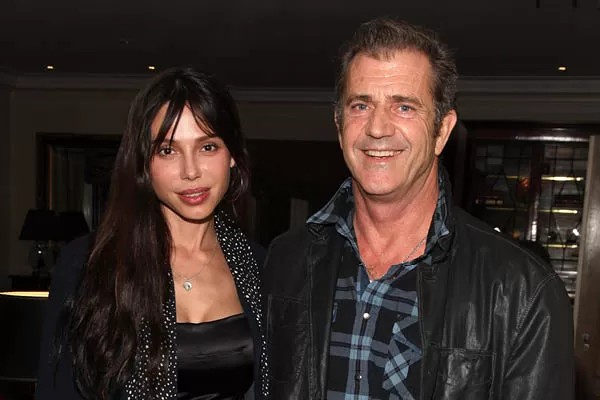 Oksana Grigorieva e Mel Gibson  terminaram a relação e logo a pianista conseguiu uma ordem de restrição impedido que o ator chegasse perto dele e da filha do casal, Lucia  — Foto: Reprodução Internet