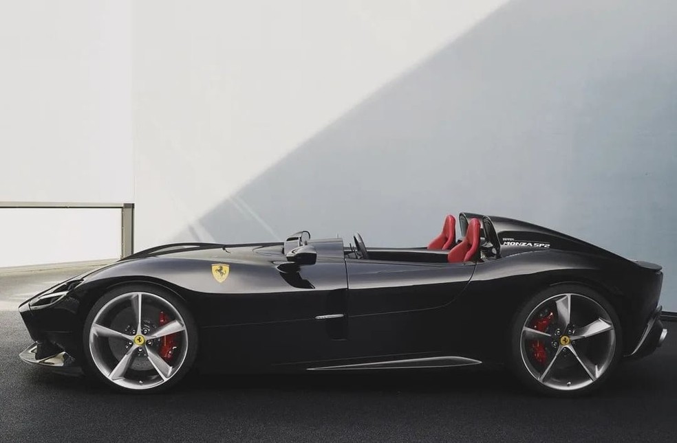 A Ferrari Monza SP2 é proibida de circular no Brasil, porque segundo o Conselho Nacional de Trânsito, todos automóveis de passeio são obrigados a ter para-brisa — Foto: Reprodução / Instagram