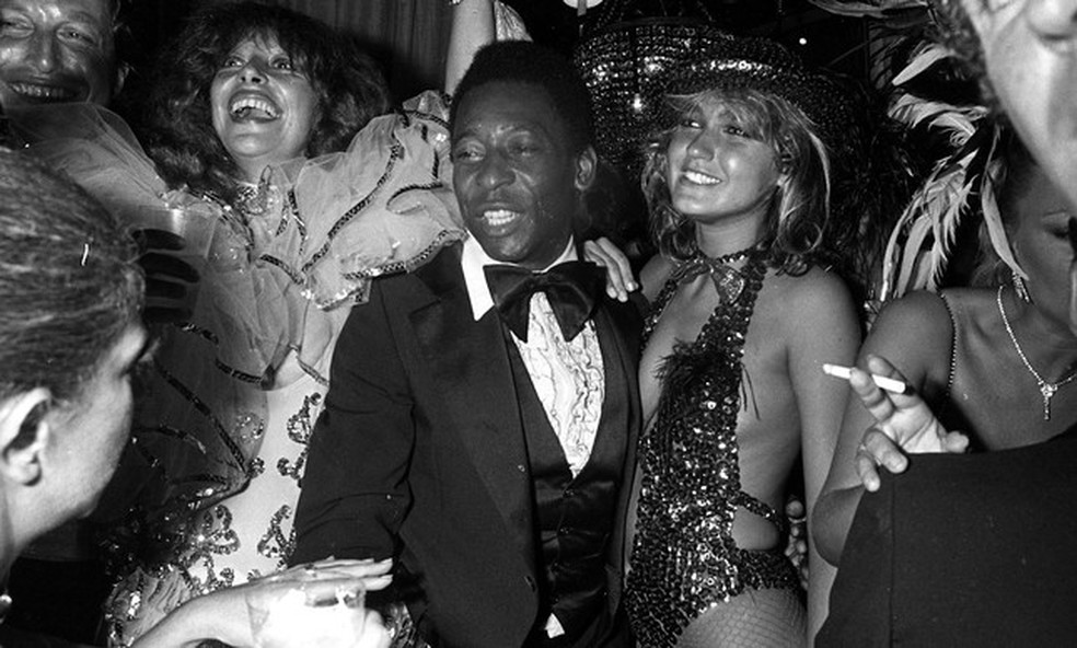 Danuza Leão com Pelé e Xuxa no baile de carnaval do Copacabana Palace em 1981 — Foto: Alcyr Cavalcante/Agência O GLOBO